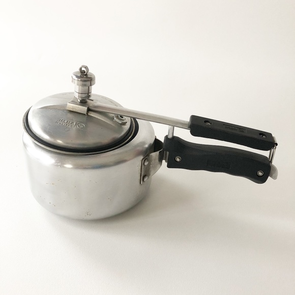 USHA SHRIRAM Induction Energy Saver Base Aluminum Pressure Cooker 2 Liters - Picture 1 of 8